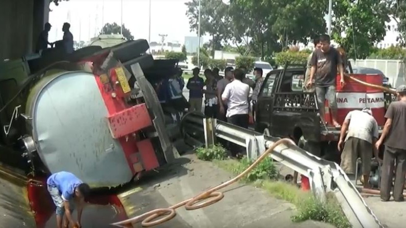 Truk Tangki Pengangkut CPO Terguling di Tol Belmera Sumut, Sopir Luka Berat