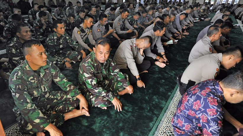 Sukses Kawal Pemilu, Ratusan Prajurit TNI-Polri Doa Bersama - Bagian 1