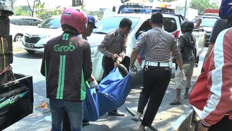 Pikap Tabrak Truk Kontainer di Jalur Pantura Demak-Kudus, Sopir Tewas Terjepit