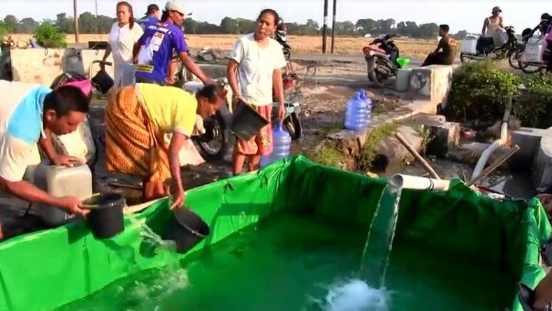 Kekeringan, Warga di Cirebon Manfaatkan Penampungan Air dari Sumur Pantek Desa