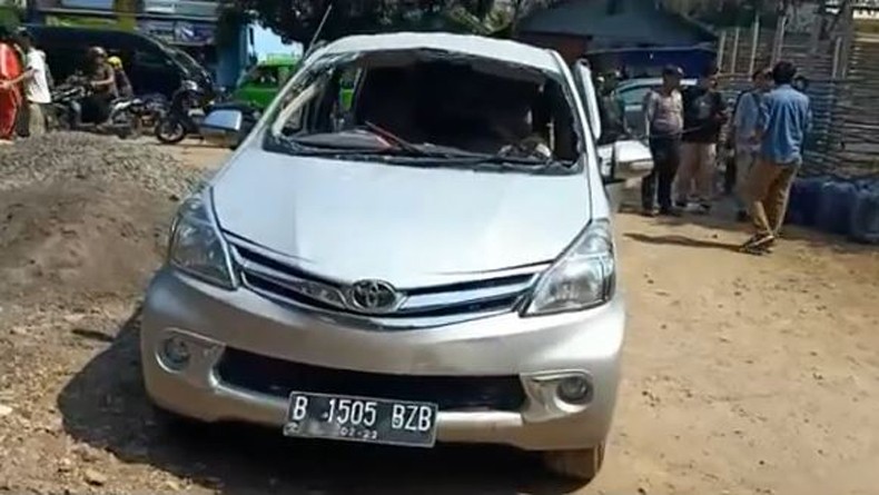Minibus Bawa 7 Jeriken BBM Meleduk di Cianjur, Pengemudi Luka Bakar