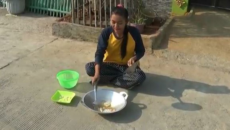 Viral Aksi Ibu di Bekasi Goreng Kerupuk Pakai Sinar Matahari, Buktikan Suhu Panas Ekstrem
