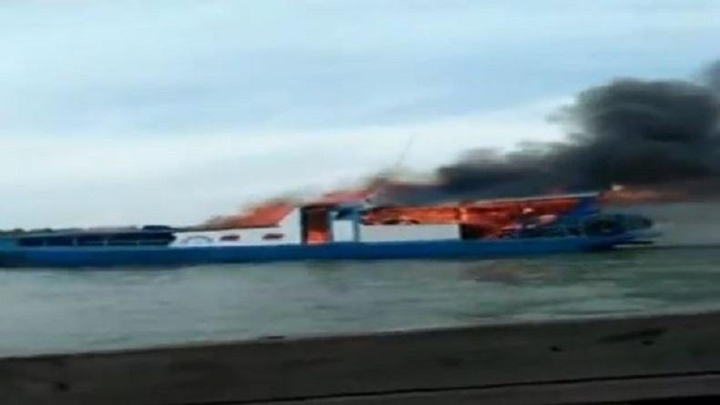 Kapal SB Karomah 2 Terbakar di Perairan Pulau Buru Karimun, Puluhan Penumpang Panik