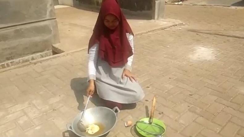 Viral, Warga Pandeglang Banten Goreng Telur di Bawah Terik Matahari