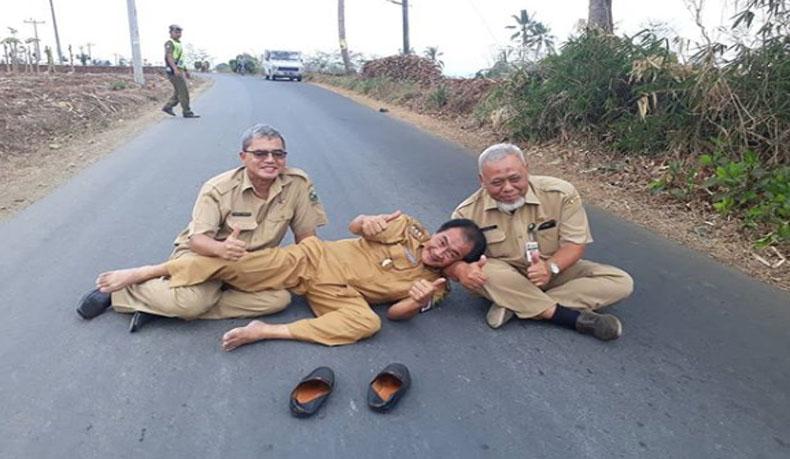 Viral Bupati Banjarnegara Pose Tiduran di Tengah Jalan, Begini Reaksi Warganet