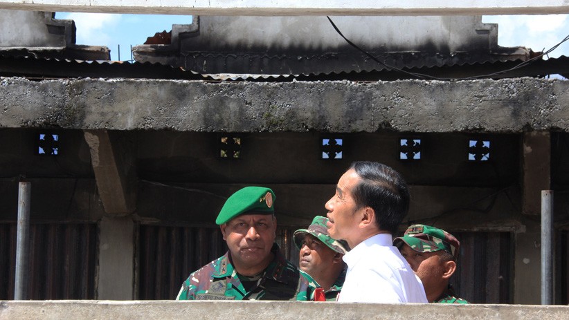 Cek Lokasi Kerusuhan Wamena, Jokowi Perintahkan Rehabilitasi Bangunan Rusak - Bagian 1