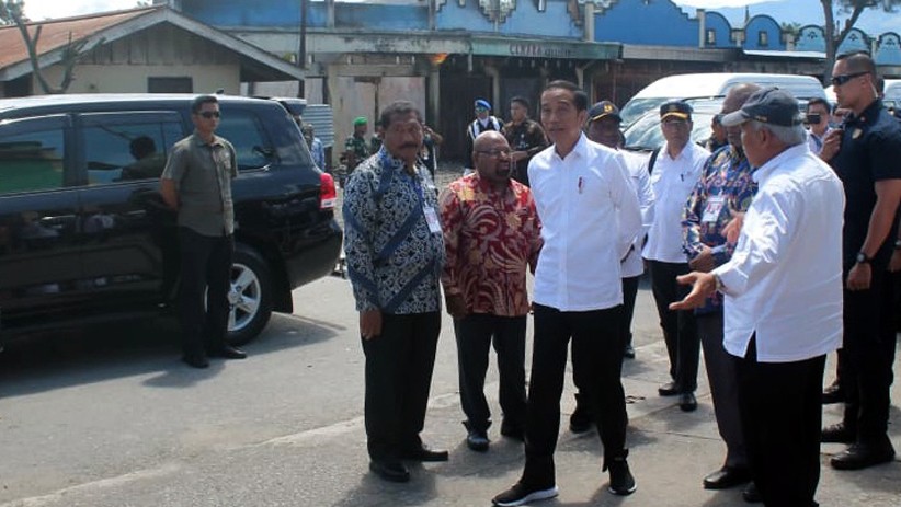 Cek Lokasi Kerusuhan Wamena, Jokowi Perintahkan Rehabilitasi Bangunan Rusak - Bagian 2