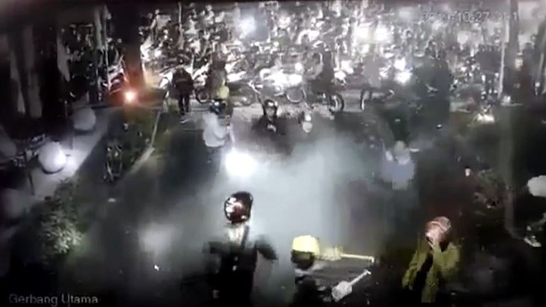 Terekam CCTV, Aksi Gerombolan Remaja Tak Dikenal Serang dan Rusak SMAN 10 Bandung