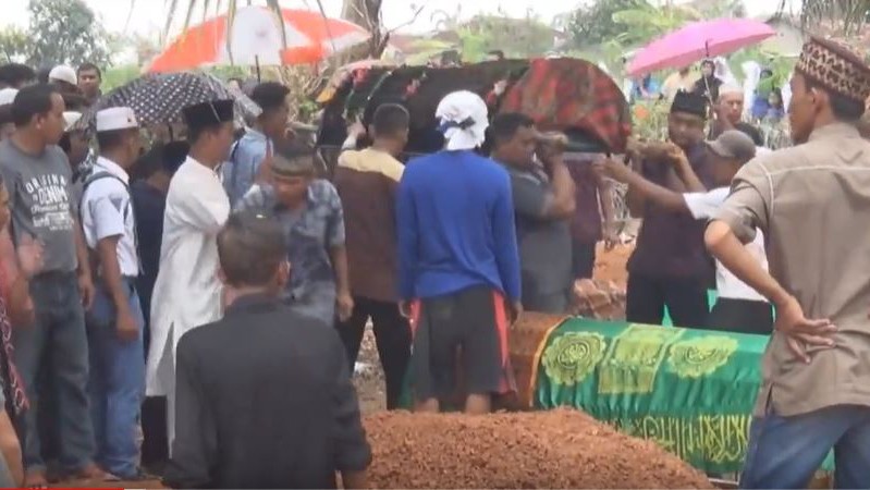 Sekeluarga Korban Kecelakaan Tanjakan Tarahan Lampung Dikubur dalam 1 Liang Lahat