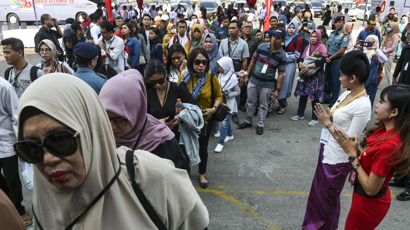 Setahun Lion Air JT610 Jatuh, Keluarga Korban Tabur Bunga di Perairan Karawang - Bagian 3