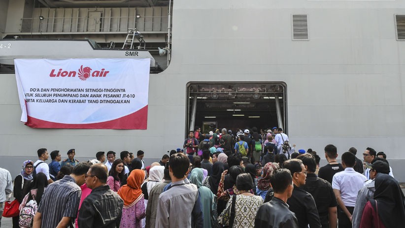 Setahun Lion Air JT610 Jatuh, Keluarga Korban Tabur Bunga di Perairan Karawang - Bagian 2