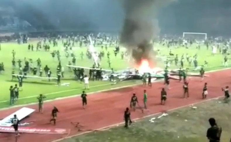Persebaya Kalah, Bonek Rusak dan Bakar Fasilitas Stadion Bung Tomo