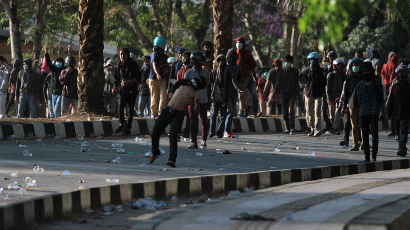 Demo Tuntut Usut Penembakan 2 Mahasiswa Kendari Berujung Ricuh - Bagian 2