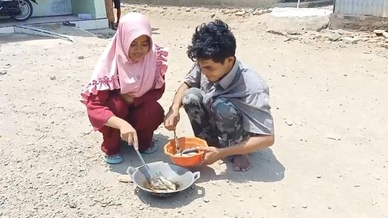 Manfaatkan Suhu Panas Ekstrem, Warga Indramayu Goreng Ikan hingga Matang tanpa Kompor
