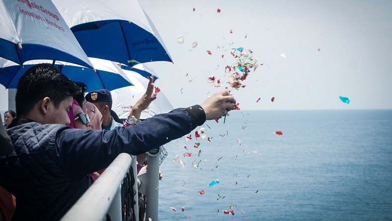 Setahun Kecelakaan Lion Air JT 610, Keluarga Korban Tabur Bunga di Perairan Karawang