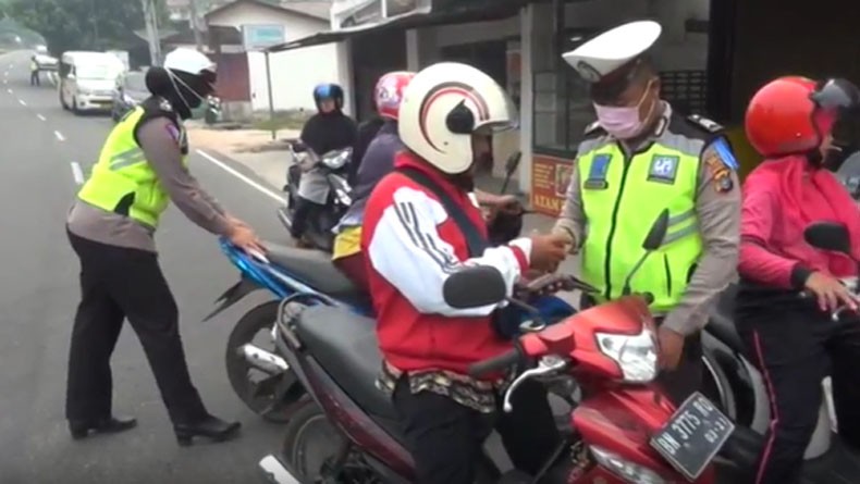 Viral, Pengendara Motor Bentak Polisi karena Tak Terima Ditilang