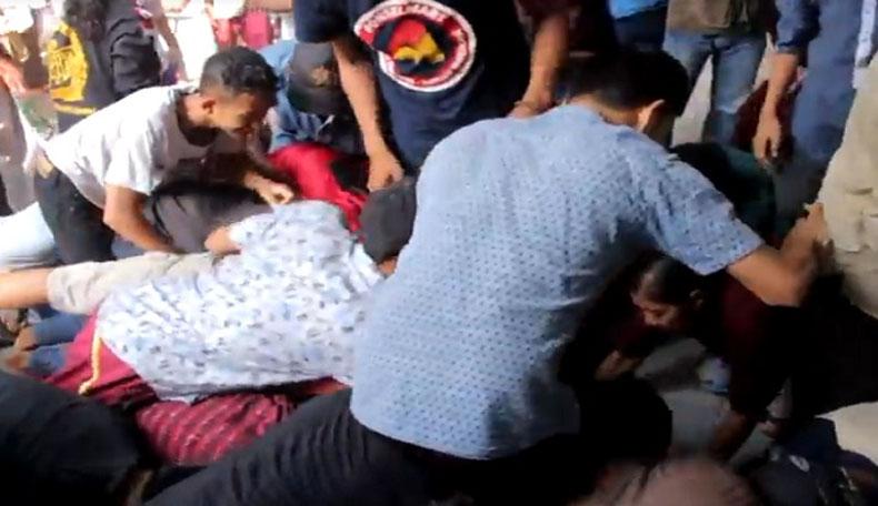 Warga Saling Sikut Berebut Uang Koin dalam Tradisi Tawurji di Keraton Kanoman Cirebon