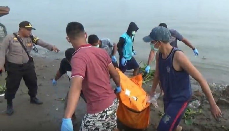 Mayat Laki-Laki Tanpa Identitas Ditemukan Tertelungkup di Pinggir Sungai Keramasan Palembang