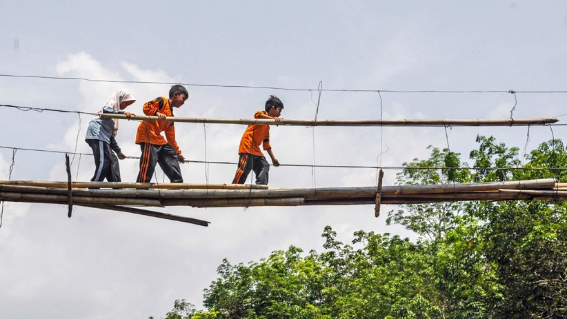 Foto-Foto Siswa SD di Lebak Melewati Jembatan Rusak demi Pergi ke Sekolah - Bagian 1