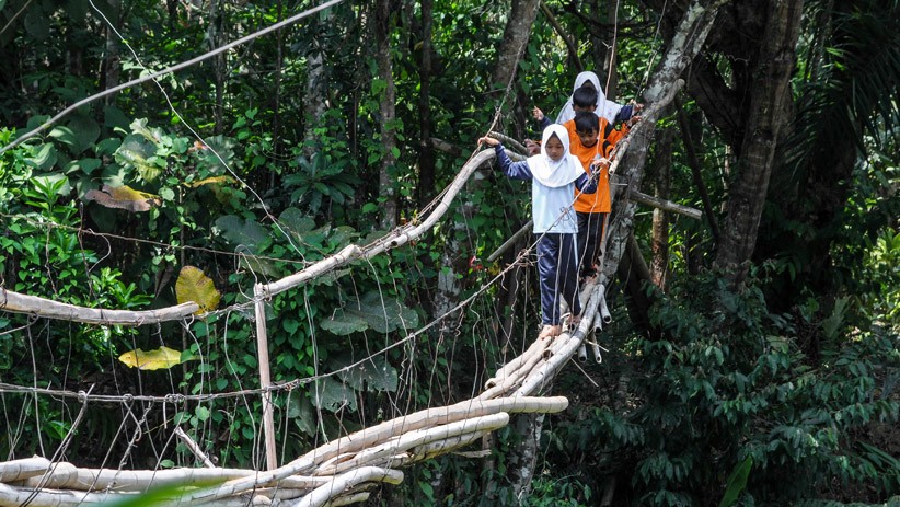 Foto-Foto Siswa SD di Lebak Melewati Jembatan Rusak demi Pergi ke Sekolah - Bagian 2