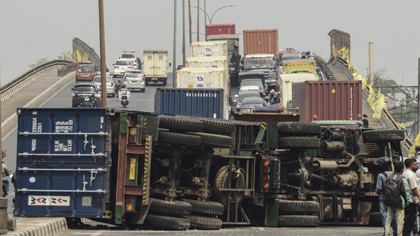 Truk Kontainer Terguling di Bekasi, Lalu Lintas Macet Parah - Bagian 1