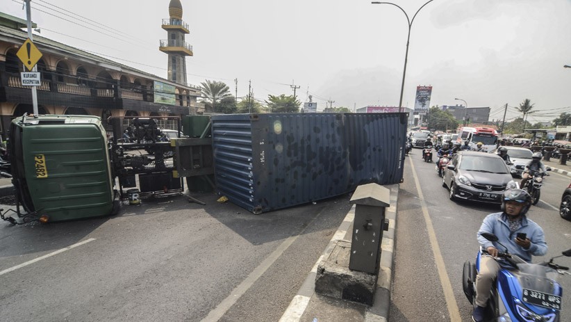 Truk Kontainer Terguling di Bekasi, Lalu Lintas Macet Parah - Bagian 2