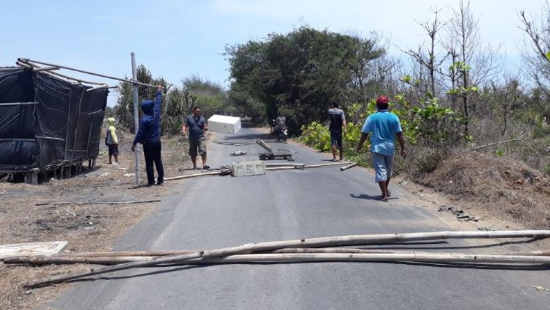 Tolak Penertiban Tambak, Warga Blokade Jalur Wisata Selatan Bandara YIA