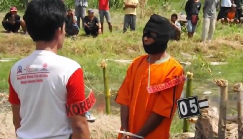 Polisi Gelar Rekonstruksi Pembunuhan Petani di Kuningan, Hasilnya Sesuai Visum