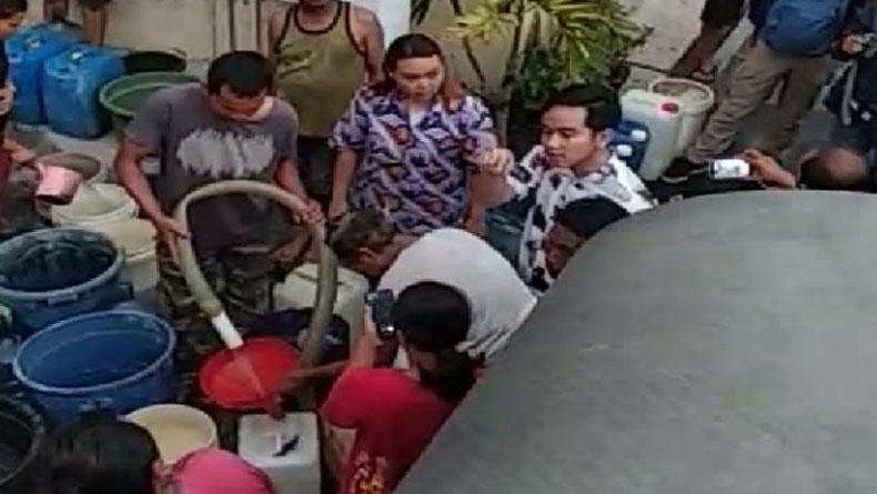 Tiru Gaya Jokowi, Gibran Blusukan Distribusikan Air Bersih ke Warga Solo