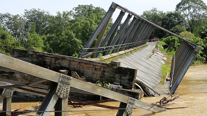 Terkikis Air, Jembatan Penghubung Dua Kecamatan di Aceh Barat Ambruk - Bagian 2