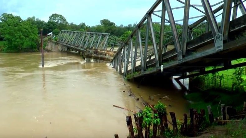 Sedang Diperbaiki, Jembatan Rangka Baja Ulee Raket di Aceh Barat Kembali Ambruk