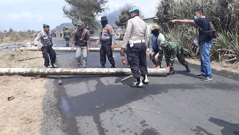 Penertiban Tambak Udang di Kulonprogo, Warga Blokir Jalan dengan Bakar Ban dan Batang Pohon