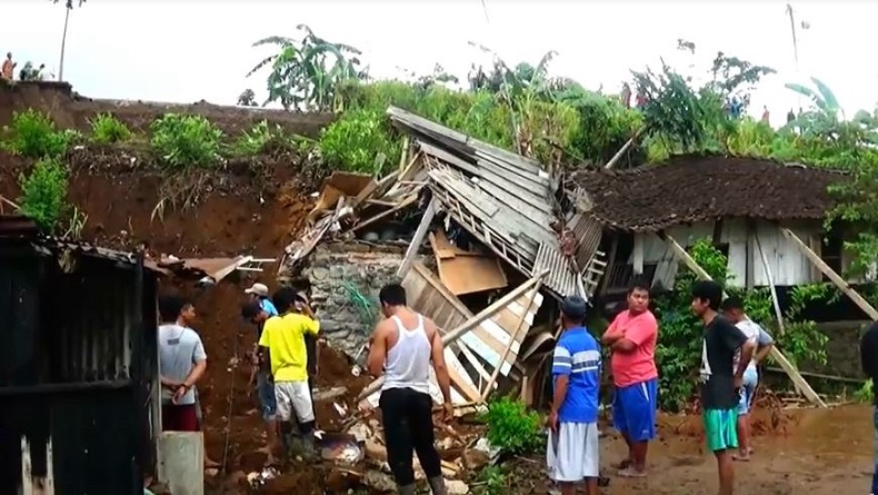 Tanggul Irigasi di Banjarnegara Longsor Timbun 2 Rumah Warga, 1 Orang Tewas