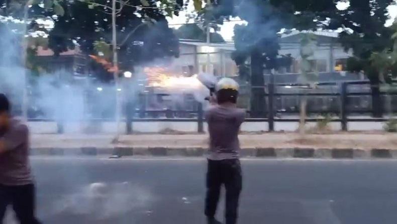 Niat Cegah Tawuran, Polisi Malah Bentrok dengan Pelajar di Cirebon