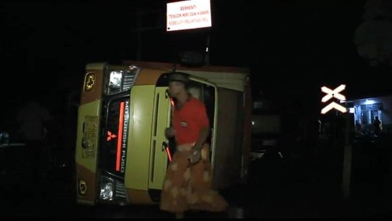 Rem Blong, Truk Pasir Terguling di Perlintasan Kereta Rangkasbitung Lebak