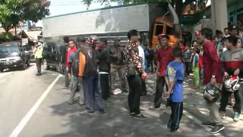 Rem Blong, Kontainer Tabrak Rombongan Kendaraan Pengantin di Jalan Sukabumi-Cianjur