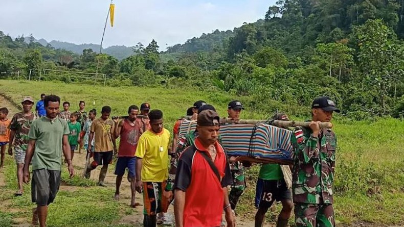 Peduli Kemanusiaan, Satgas Yonif Raider 509 Bantu Pemakaman Warga di Pedalaman Papua