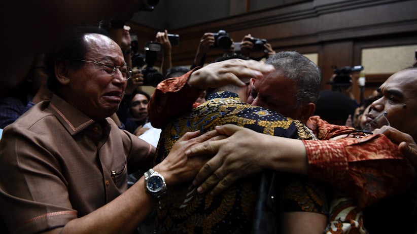 Vonis Bebas Sofyan Basir Diwarnai Suasana Haru - Bagian 2