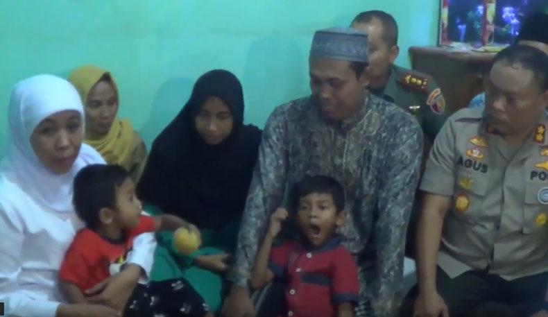 Jenguk Korban Atap SD Gentong Ambruk, Khofifah Minta Jangan Ada Pungutan