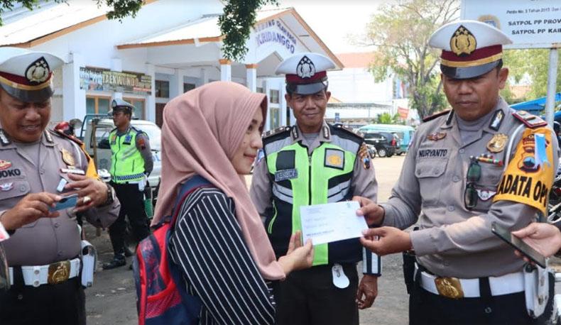 Operasi Zebra Candi 2019, Pengendara Tertib di Pemalang Dapat Tiket Film Gratis dari Polisi