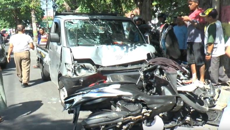 Mobil Pikap Ugal-Ugalan Tabrak 8 Kendaraan dan Bengkel di Semarang, 4 Orang Luka-Luka