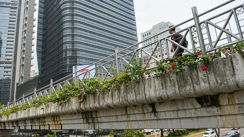Penampakan JPO Tidak Beratap di Jalan Jenderal Sudirman - Bagian 3