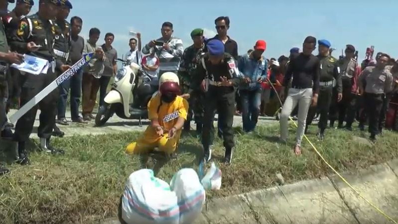 Rekonstruksi Kasus Mayat Perempuan dalam Karung di Polewali Mandar, Tersangka Oknum TNI