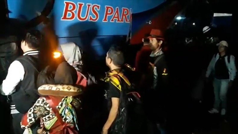 Penumpang KA yang Anjlok di Magetan Diantar ke Tujuan dengan Bus PT KAI