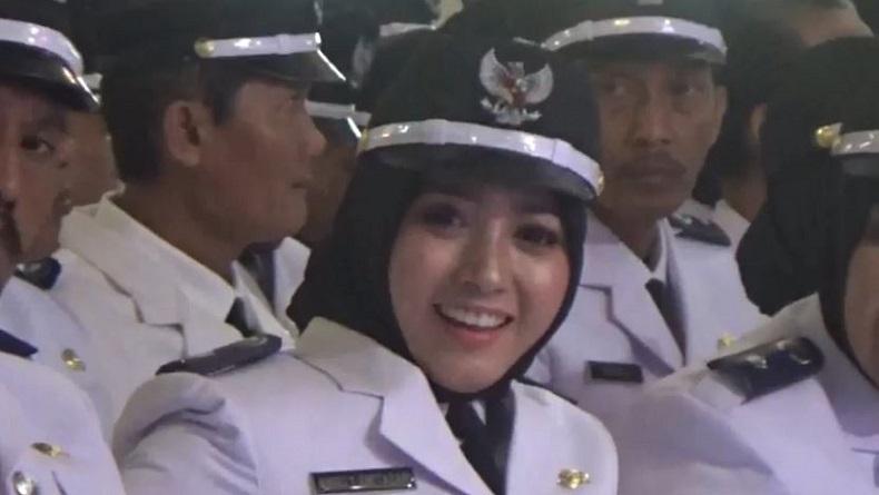 Sosok Angely Emitasari, Penyanyi Dangdut Cantik yang Dilantik Jadi Kepala Desa di Lamongan