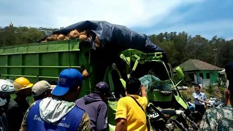Kecelakaan Maut Truk Tabrak Truk di Jalinsum Lampung Selatan, 2 Tewas dan 1 Luka Berat