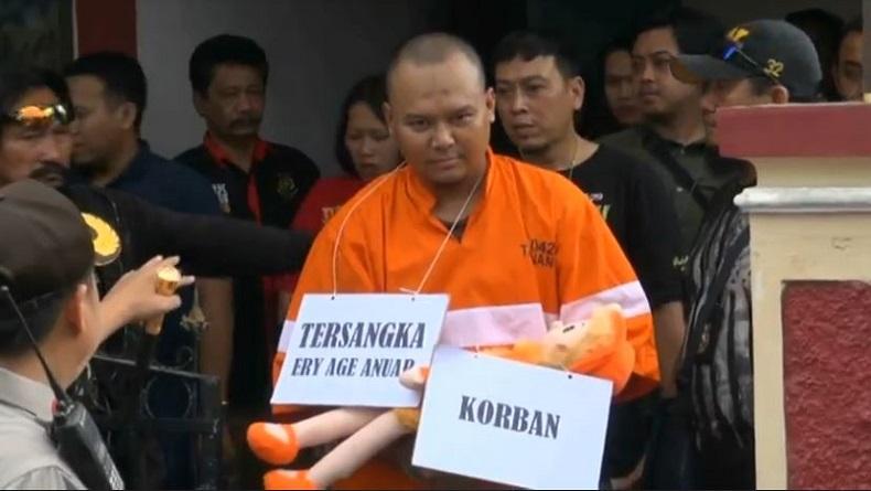 Rekonstruksi Balita Dibunuh Ayah Tiri di Malang, Korban Menangis Minta Ampun saat Diinjak