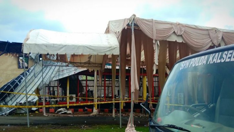 Aula SPN Polda Kalbar Terbakar saat Resepsi Pernikahan, Mempelai dan Tamu Berhamburan