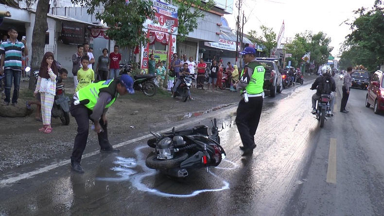 Bawa Motor Kencang saat Hujan, Pengendara di Kendal Jatuh dan Dilindas Mobil