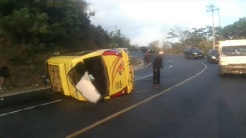Minibus Rombongan Pengantin di Tasikmalaya Terbalik, Belasan Penumpang Luka-Luka